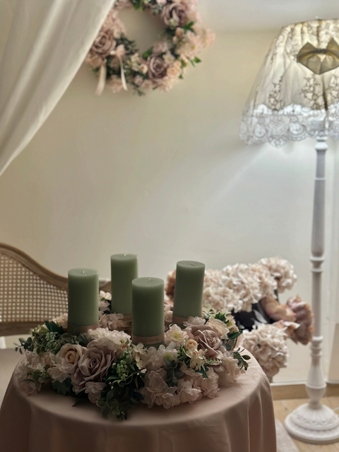 Corona Queen Decorativa 45 cm con Candele Verde Salvia – Mata Creazioni