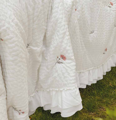 Trapunta Soffio di Fiori con Ricami e Rouches - 180x260 / 220x260 / 260x260 cm