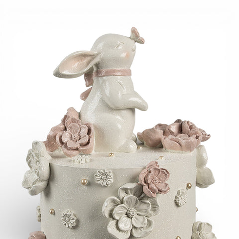 Statuetta decorativa torta “Happy Easter” con coniglio – Ø 18x32 cm (bianco/rosa, plastica) by Clayre & Eef