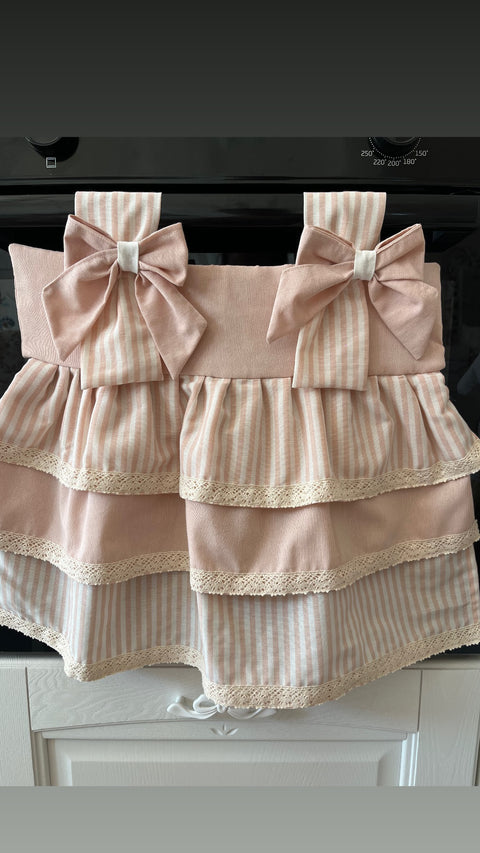 Copriforno artigianale a balze con fiocchi – Eleganza shabby chic in cucina
