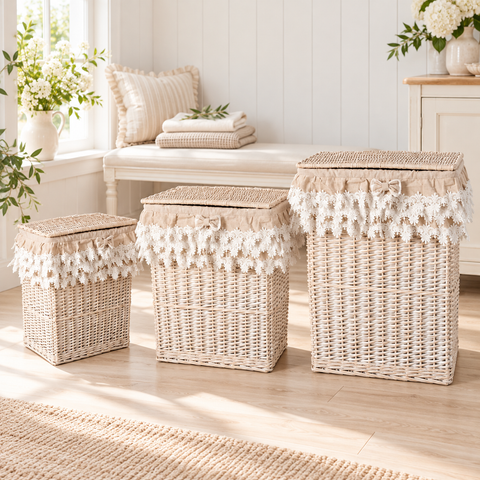 Cesta Portabiancheria “Lace” in Rattan Naturale – Singola con Volant e Fiocco (Grande, Media o Piccola)