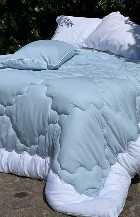 Trapunta Matrimoniale Azzurra Bicolore con Bordo Panna e Federe – L'Atelier 17, 260x260cm