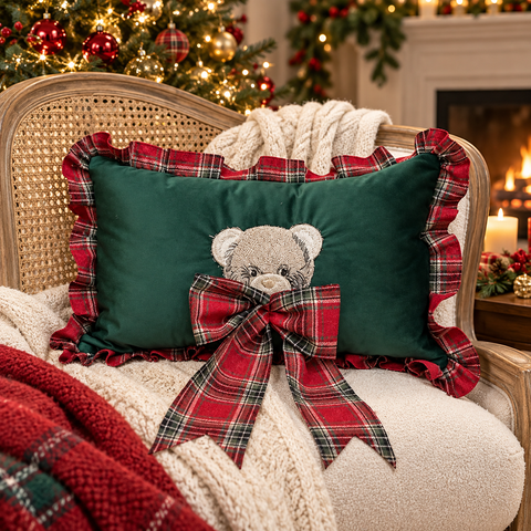Cuscino Teddy in Velluto Verde con Orsetto Ricamato e Balza Tartan – Linea Teddy by Mata Creazioni