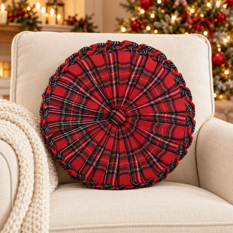 Cuscino rotondo tartan Blanc MariClò diametro 35 cm in ambientazione natalizia