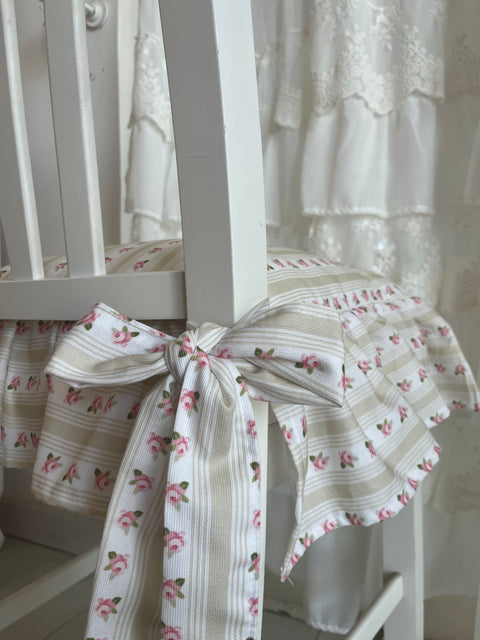 Cuscino per sedia shabby chic a righe con fiorellini rosa – 40x40 cm con balza 15 cm, sfoderabile e imbottito