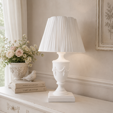 Lampada da Tavolo Shabby Chic in Legno con Paralume Plissettato - 45x71cm