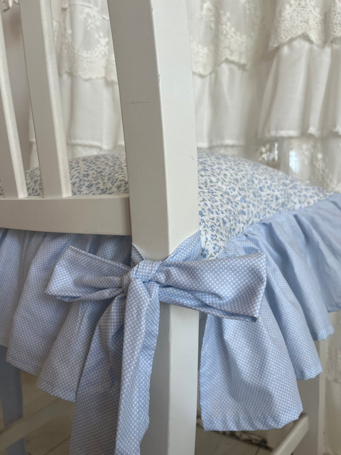 Cuscino sedia shabby chic azzurro e bianco 40x40 cm con balza a pois 15 cm – Cotone percalle, sfoderabile e imbottito