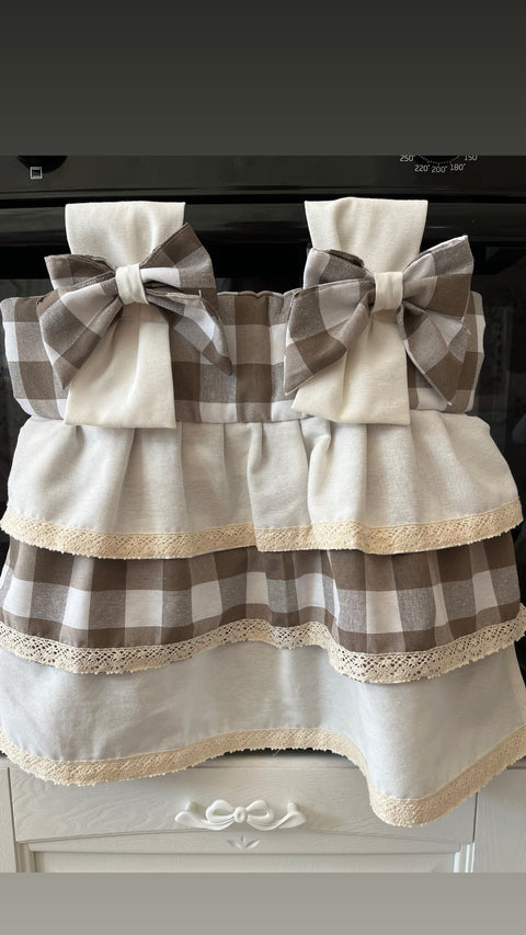 Copriforno artigianale a balze con fiocchi – Eleganza shabby chic in cucina