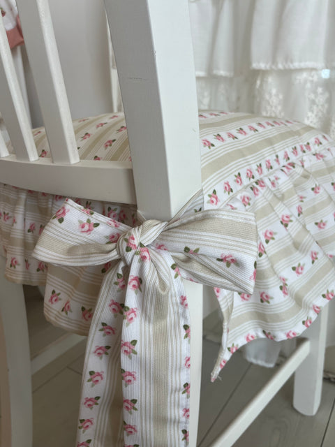 Cuscino per sedia shabby chic a righe con fiorellini rosa – 40x40 cm con balza 15 cm, sfoderabile e imbottito