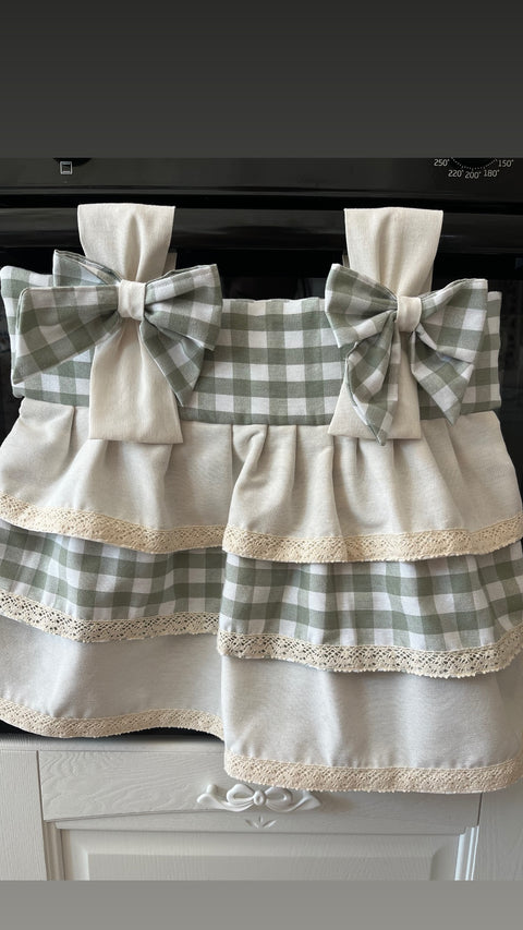 Copriforno artigianale a balze con fiocchi – Eleganza shabby chic in cucina