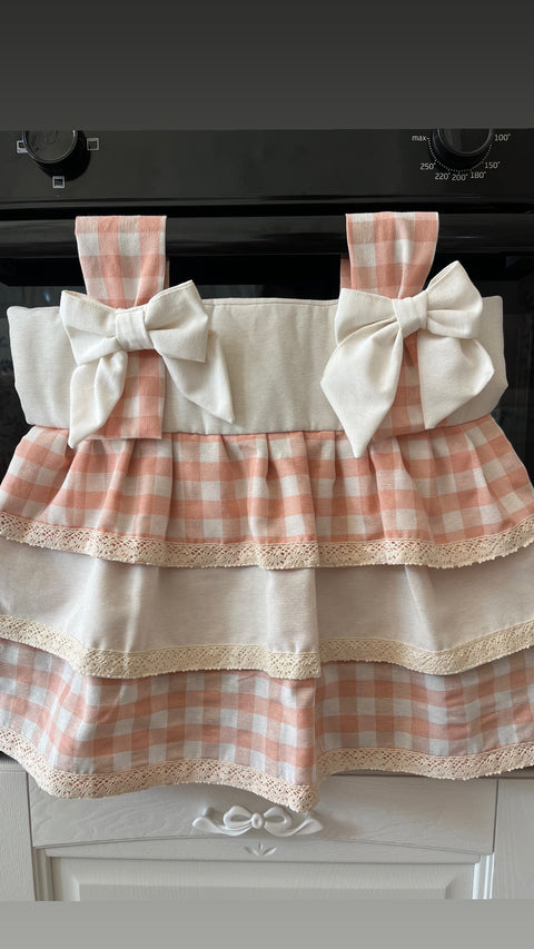 Copriforno artigianale a balze con fiocchi – Eleganza shabby chic in cucina