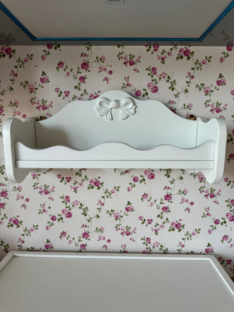 Mensola portabarattoli con fiocco in rilievo – 52x17x20 cm – Artigianale shabby chic personalizzabile