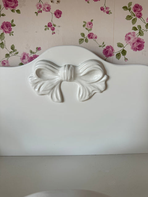 Mensola portabarattoli con fiocco in rilievo – 52x17x20 cm – Artigianale shabby chic personalizzabile
