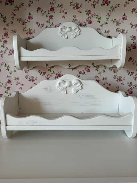 Mensola portabarattoli con fiocco in rilievo – 52x17x20 cm – Artigianale shabby chic personalizzabile