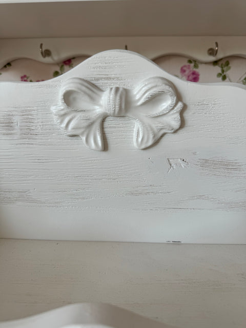 Mensola portabarattoli con fiocco in rilievo – 52x17x20 cm – Artigianale shabby chic personalizzabile