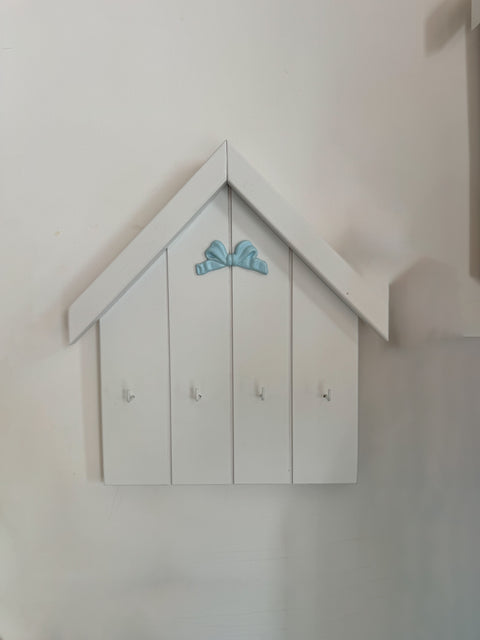 Casetta appendichiavi in legno con fiocco decorativo – 30x35 cm – Artigianale e personalizzabile