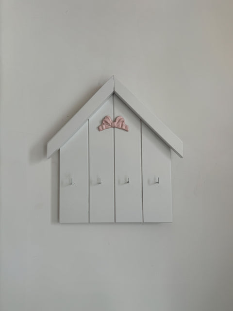 Casetta appendichiavi in legno con fiocco decorativo – 30x35 cm – Artigianale e personalizzabile