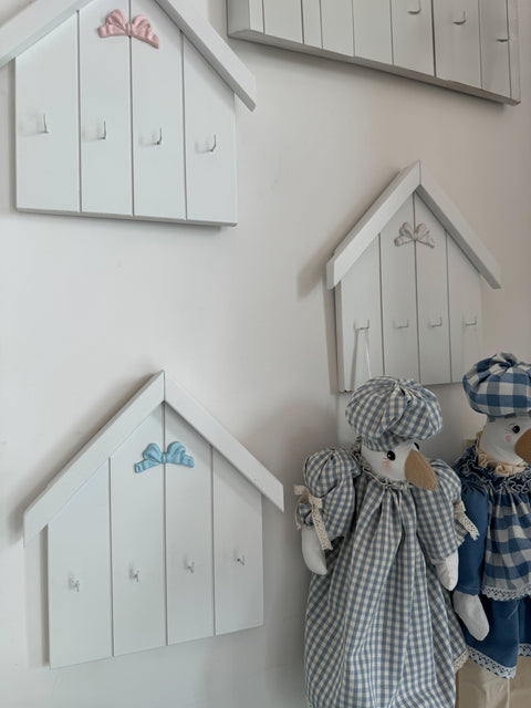 Casetta appendichiavi in legno con fiocco decorativo – 30x35 cm – Artigianale e personalizzabile