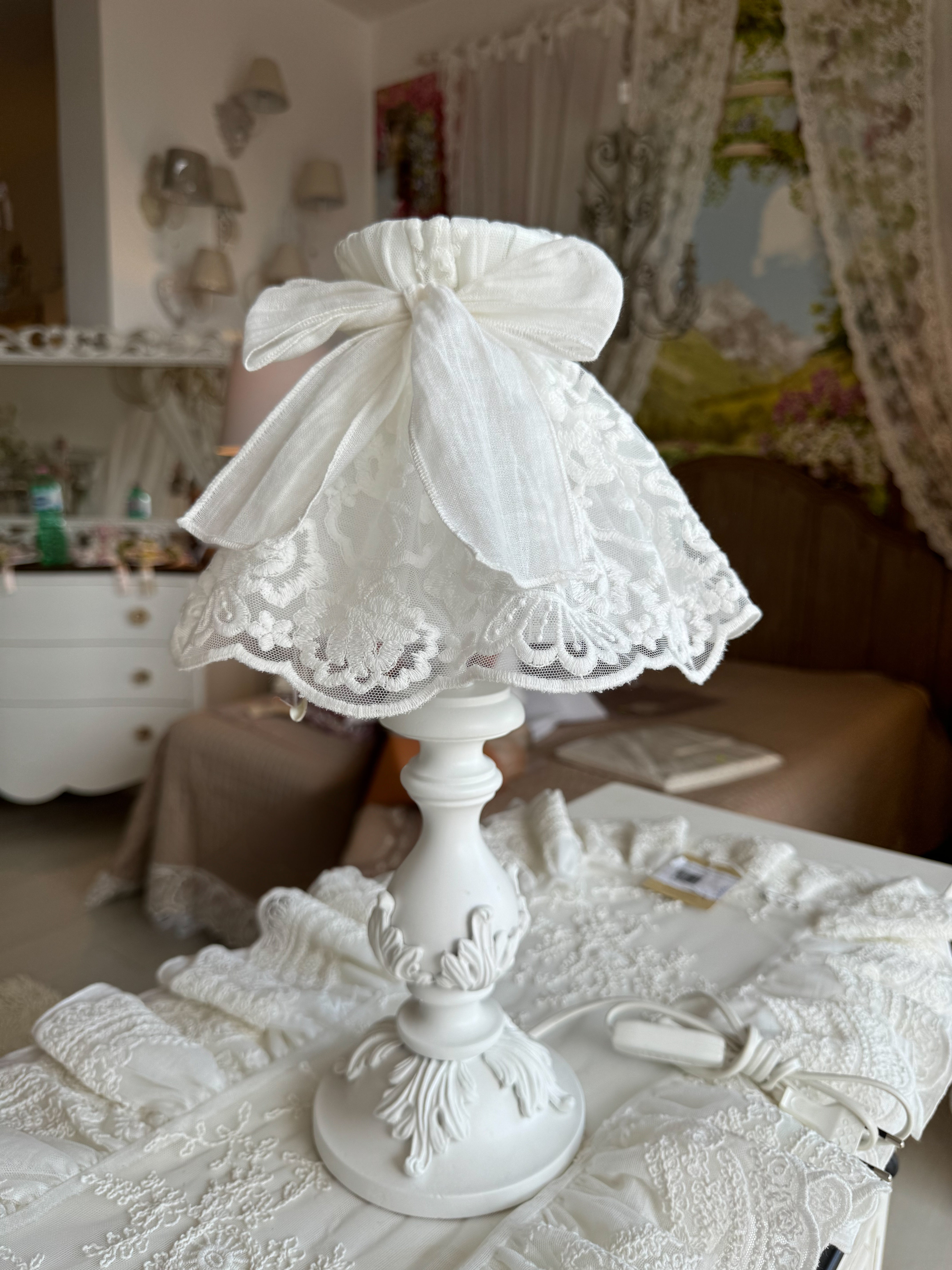 Way Home Store Lampada Da Tavolo Stile Shabby Chic, Base In Legno Diametro 11 Cm, Paralume In Tessuto Beige 22 Cm, Altezza 41 Cm, Per Comodino E Salotto