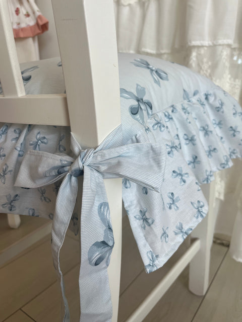 Cuscino per sedia shabby chic a righe azzurro polvere – 40x40 cm con balza decorativa
