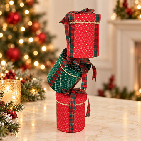 Pila di Pacchi Regalo Natalizi in Tessuto Rosso e Verde con Fiocchi Tartan – Goodwill, 86cm