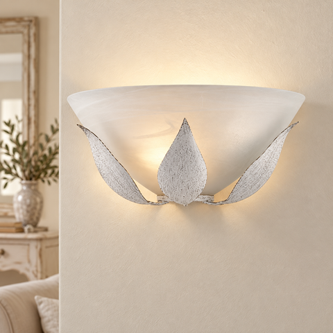 Applique classica Be Light Esse bianco e argento ambientata in un soggiorno shabby chic