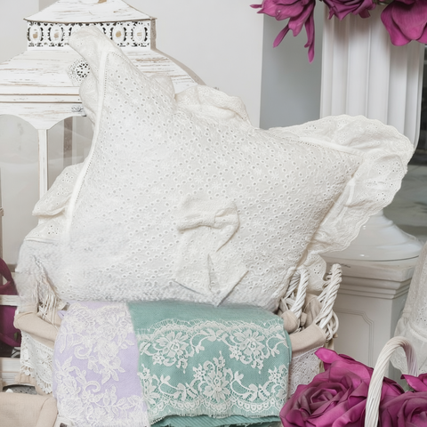 Cuscino Bianco Shabby Chic in Cotone con Volant e Fiocchetto - Linea San Gallo, 40x40cm