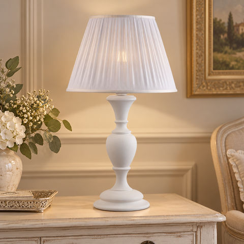 Lampada da Tavolo Shabby Chic in Legno Bianco o Avorio e Foglia Oro – Bonetti Illumina Fiorenza, 1 Luce ambientata