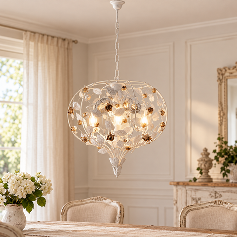 Lampadario Shabby Chic in Ferro Bianco Shabby o Avorio Decapé – Bonetti Illumina Bella, 3 e 5 Luci ambientata