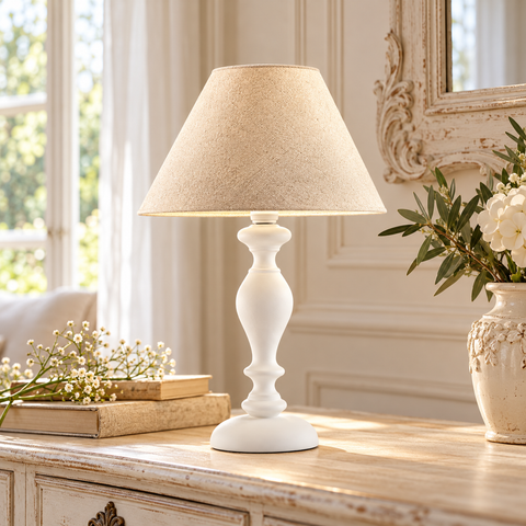 Lampada da Tavolo Shabby Chic in Legno e Ferro Bianco o Tortora – Bonetti Illumina Cascina, 1 Luce ambientata