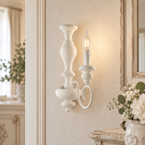 Applique Shabby Chic in Legno e Ferro Bianco o Tortora – Bonetti Illumina Cascina, 1 e 2 Luci ambientata