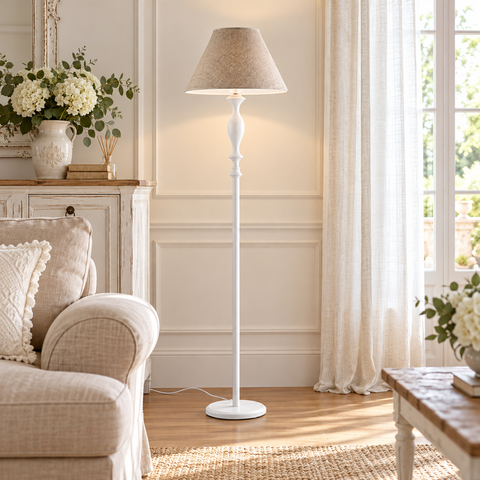 Lampada da Terra Shabby Chic in Legno e Ferro Bianco o Tortora – Bonetti Illumina Cascina, 1 Luce, Ø45 cm ambientata