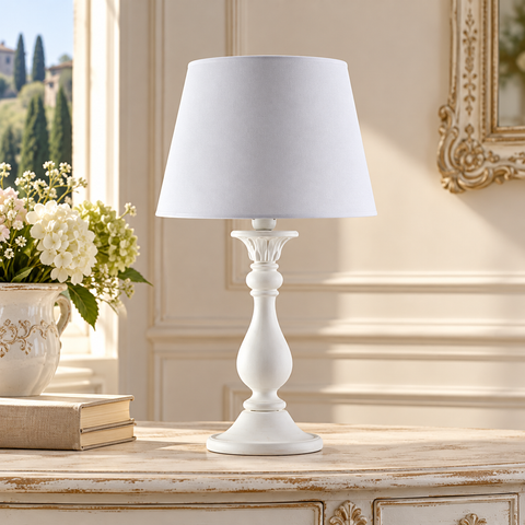 Lampada da Tavolo Shabby Chic in Legno Bianco Shabby o Oro Antico – Bonetti Illumina Lucca, 1 Luce ambientata
