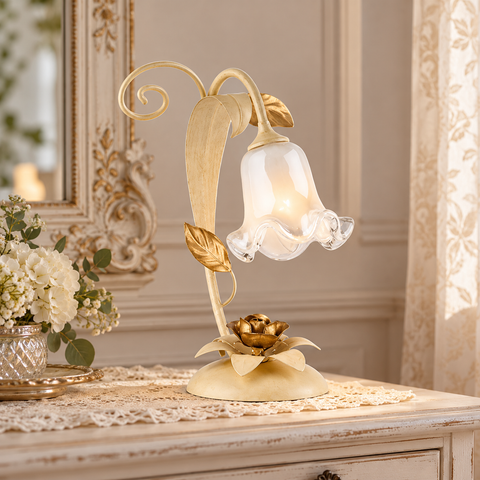 Lampada da Tavolo Shabby Chic in Ferro Bianco Shabby o Avorio Decapé – Bonetti Illumina Cesto, 1 Luce, Ø25 cm ambientata