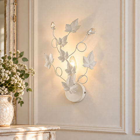 Applique Shabby Chic in Ferro Bianco o Avorio e Oro con Strass – Be Light Edera, 1 Luce ambientata
