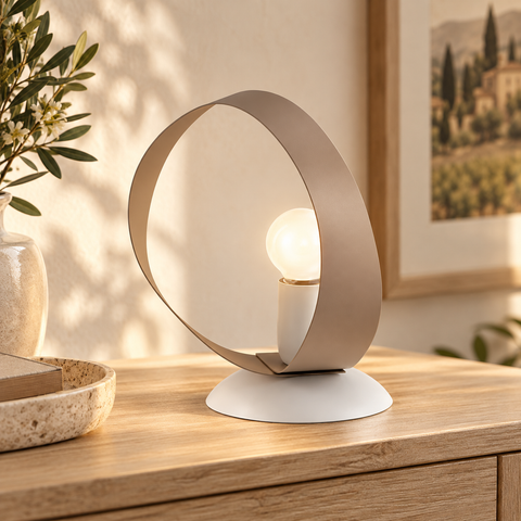 Lampada da Tavolo Country Chic in Ferro Bianco e Tortora o Grigio – Be Light Primula, 1 Luce, Ø19 cm ambientata