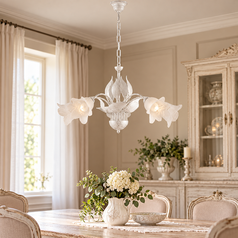 Lampadario Shabby Chic in Ferro Bianco e Argento o Avorio e Oro con Vetri Alabastro – Be Light Olga, 3 e 5 Luci ambientata