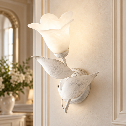 Applique Shabby Chic in Ferro Bianco e Argento o Avorio e Oro con Vetri Alabastro – Be Light Olga, 1 Luce ambientata