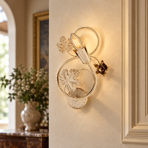 Applique Vintage in Ferro Avorio o Marrone e Oro – Be Light Iris, 1 Luce ambientata