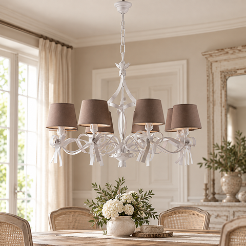 Lampadario Shabby Chic in Ferro Bianco con Paralumi Tortora – Be Light Lucy, 3, 5 e 8 Luci ambientata