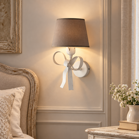 Applique Shabby Chic in Ferro Bianco con Paralumi Tortora – Be Light Lucy, 1 Luce ambientata