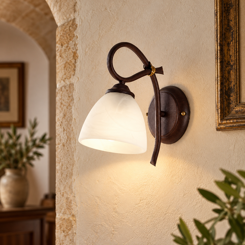 Applique Vintage in Ferro Nero Ruggine o Avorio Decapé con Vetri Alabastro – Be Light Dallas, 1 Luce ambientata