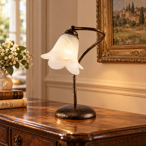 Lampada da Tavolo Vintage in Ferro Marrone o Avorio e Oro con Vetri Alabastro – Be Light Alice, 1 Luce, Ø25 cm ambientata