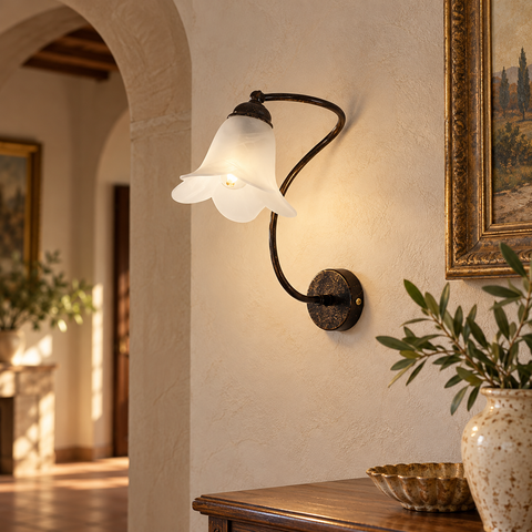 Applique Vintage in Ferro Marrone o Avorio e Oro con Vetri Alabastro – Be Light Alice, 1 Luce ambientata