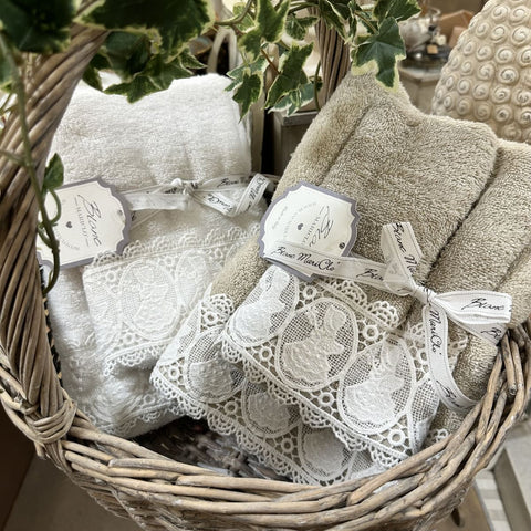 Coppia Spugne con Ricamo “Fanciullina” – Blanc MariClò | Varianti Bianco e Beige