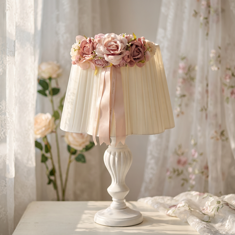 Lampada da Tavolo Shabby Chic con Paralume Plissé e Fiori Queen - 65cm