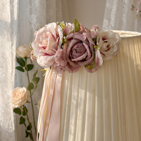 Lampada da Tavolo Shabby Chic con Paralume Plissé e Fiori Queen - 65cm