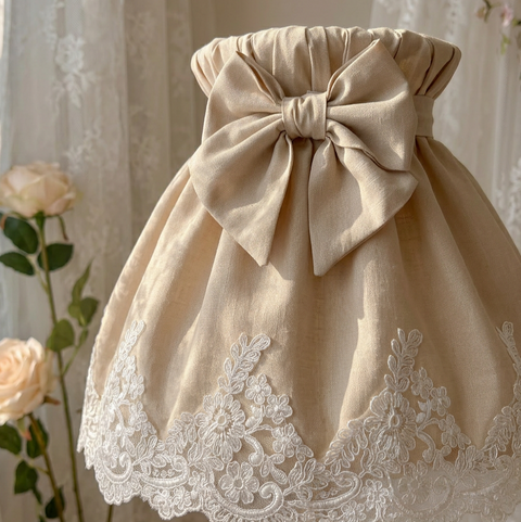 Lampada da Tavolo Shabby Chic con Paralume in cotone e Pizzo Rebrodè - 65cm
