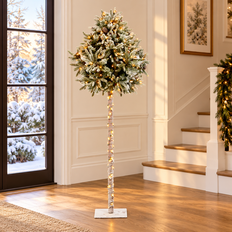Albero di Natale Artificiale Pino con 200 LED e 424 Punte – Goodwill, 210cm in ambientazione natalizia