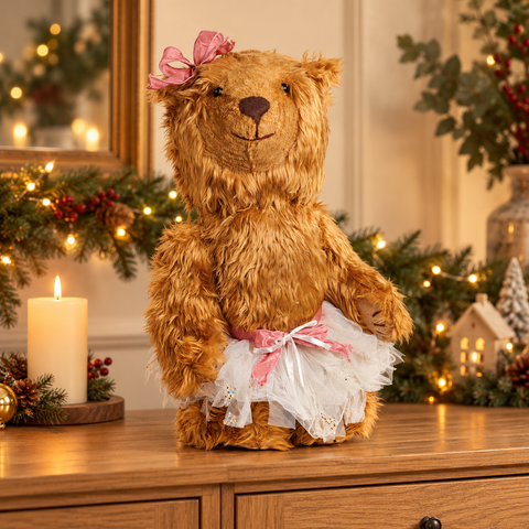 Orsetta Ballerina in Peluche Marrone e Crema con Tutù in Pizzo – Goodwill, 55cm in ambientazione natalizia